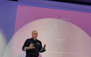 Predstavitev metode Astro Prebojni Coaching na dogodku Kvantni preboj 2025